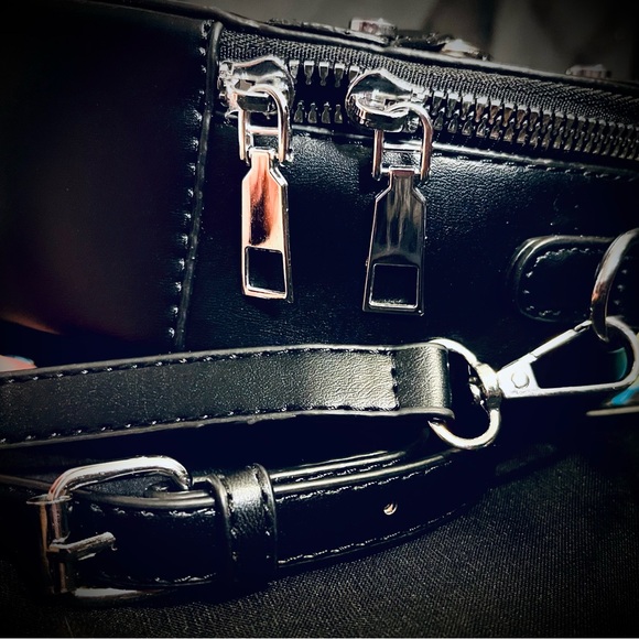 Betsey Johnson Black Heart Bag Charm w Black & Silver Unbranded Rock Crossbody - Picture 12 of 15